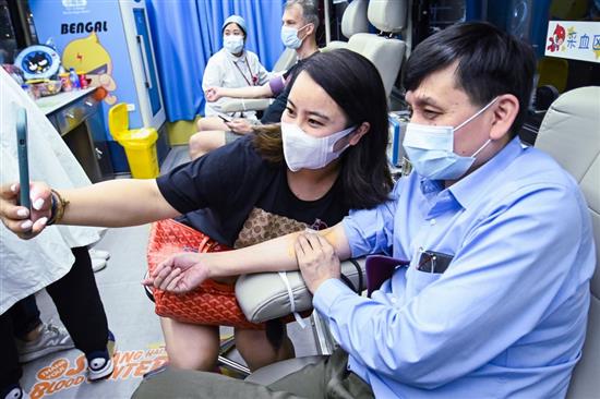 张文宏在流动献血车上。